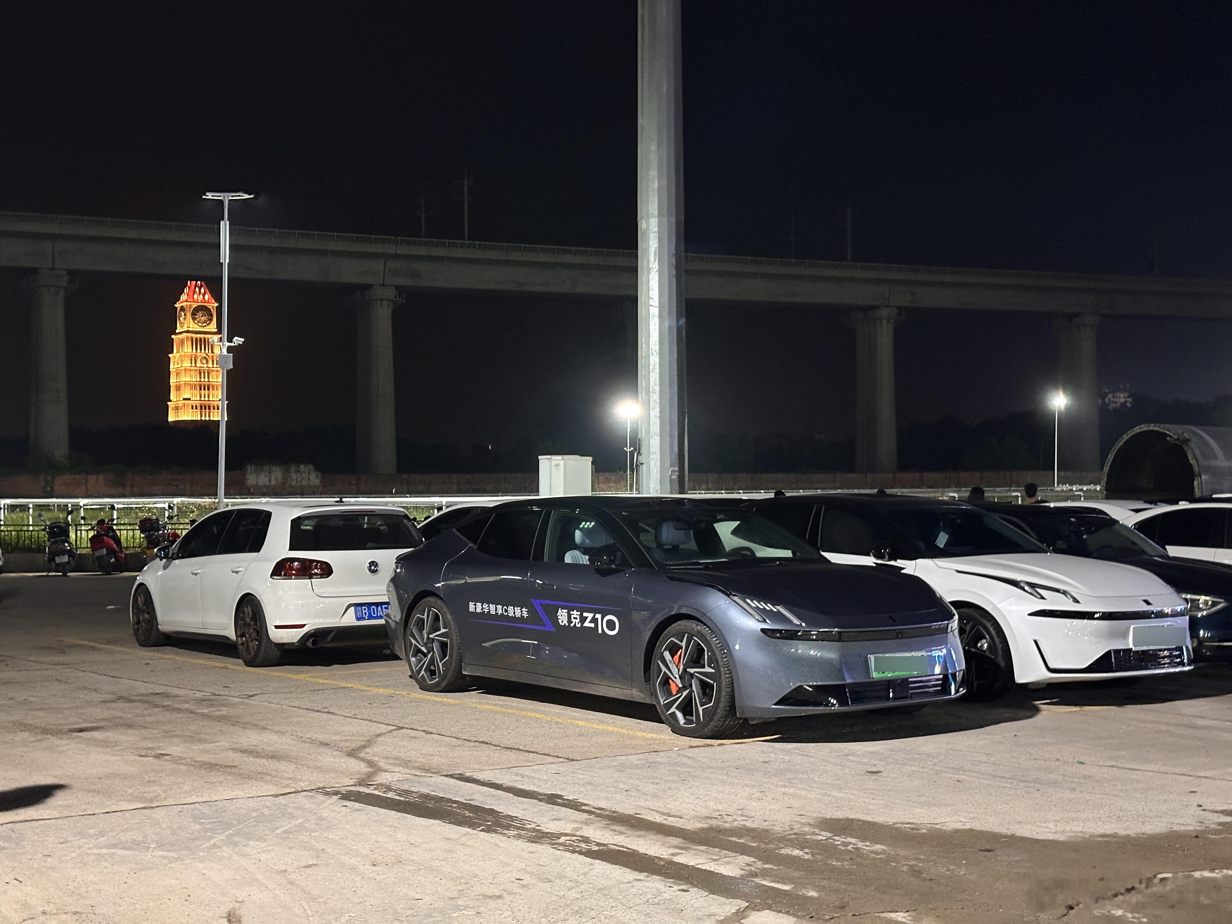 偶遇领克Z10，蹭蹭～[笑而不语] ​​​