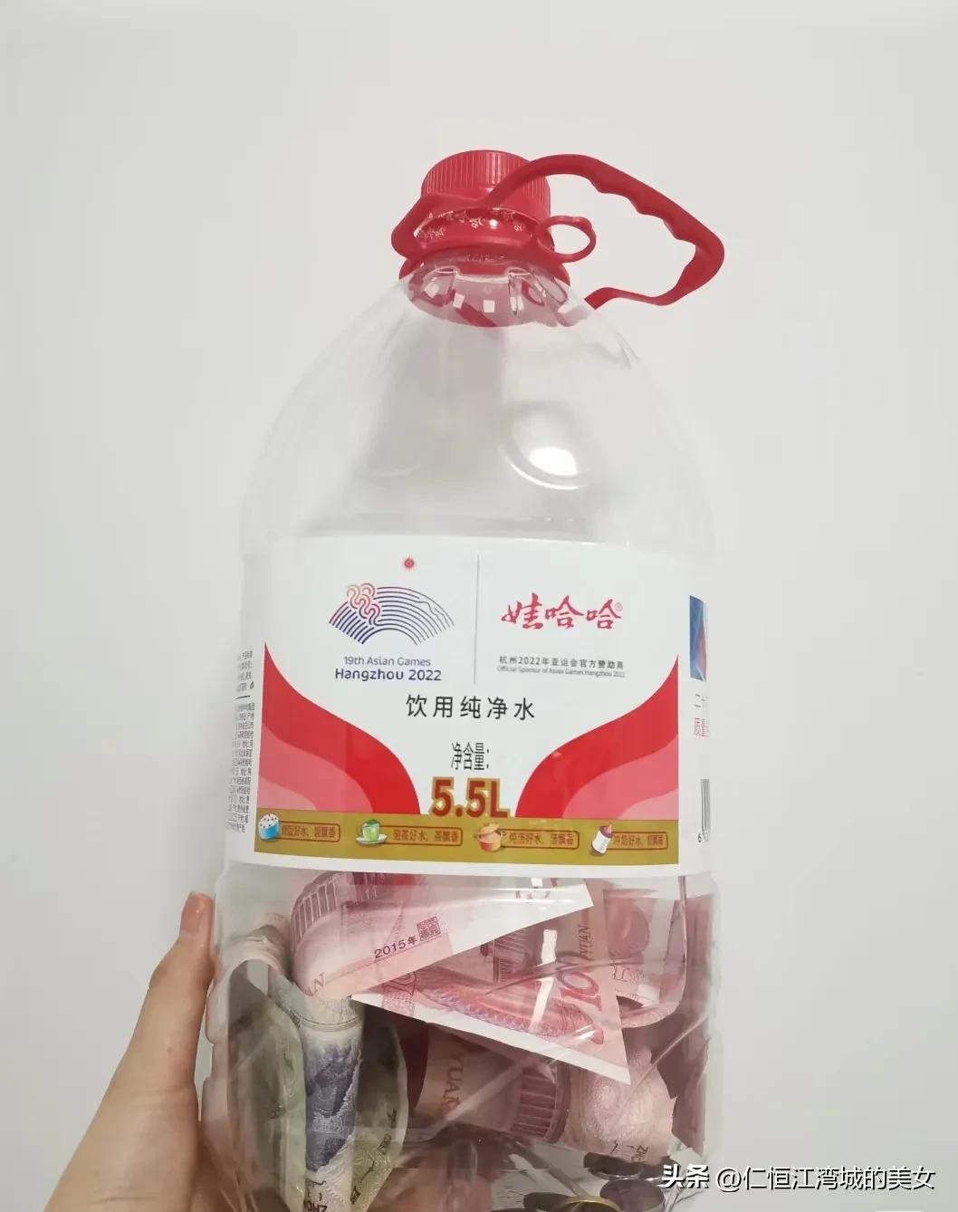 有人跟我说，存钱贬值，放你狗屁。
比如说，今天一个烧饼10元，明天一个烧饼15元