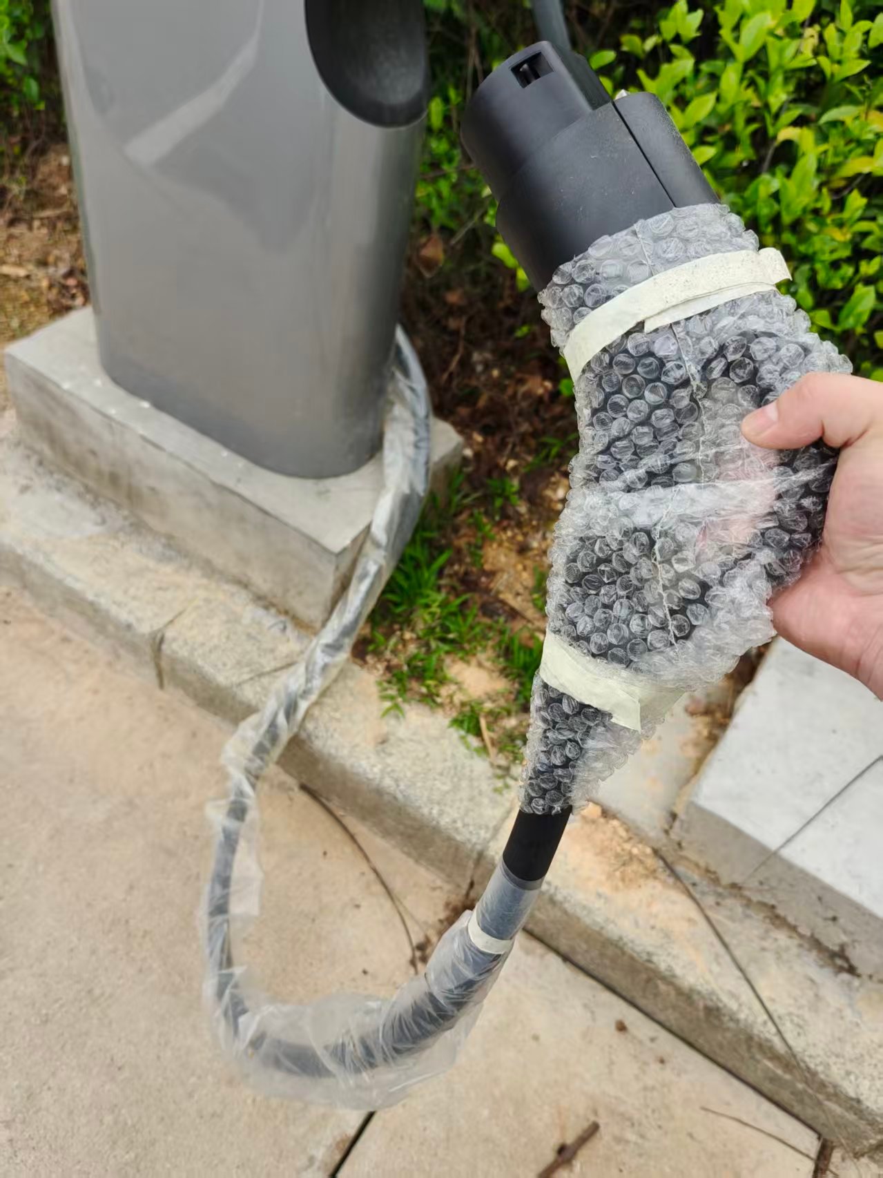 理想5C这根充电枪是真的轻便，单手轻松操作，这么细的线缆都能做到5C超充，让人猜