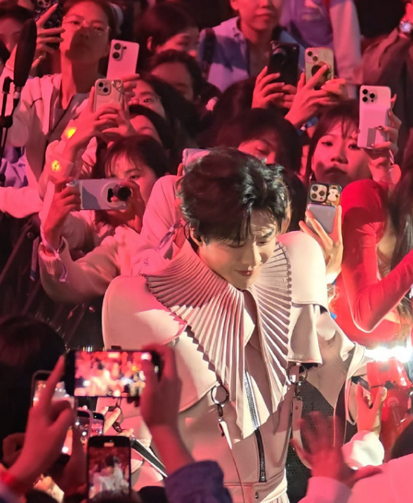 刘宇宁这个线下人气都不是一般的高啊粉丝摸到手的都不想撒开我都怕把他拽倒我估计很多