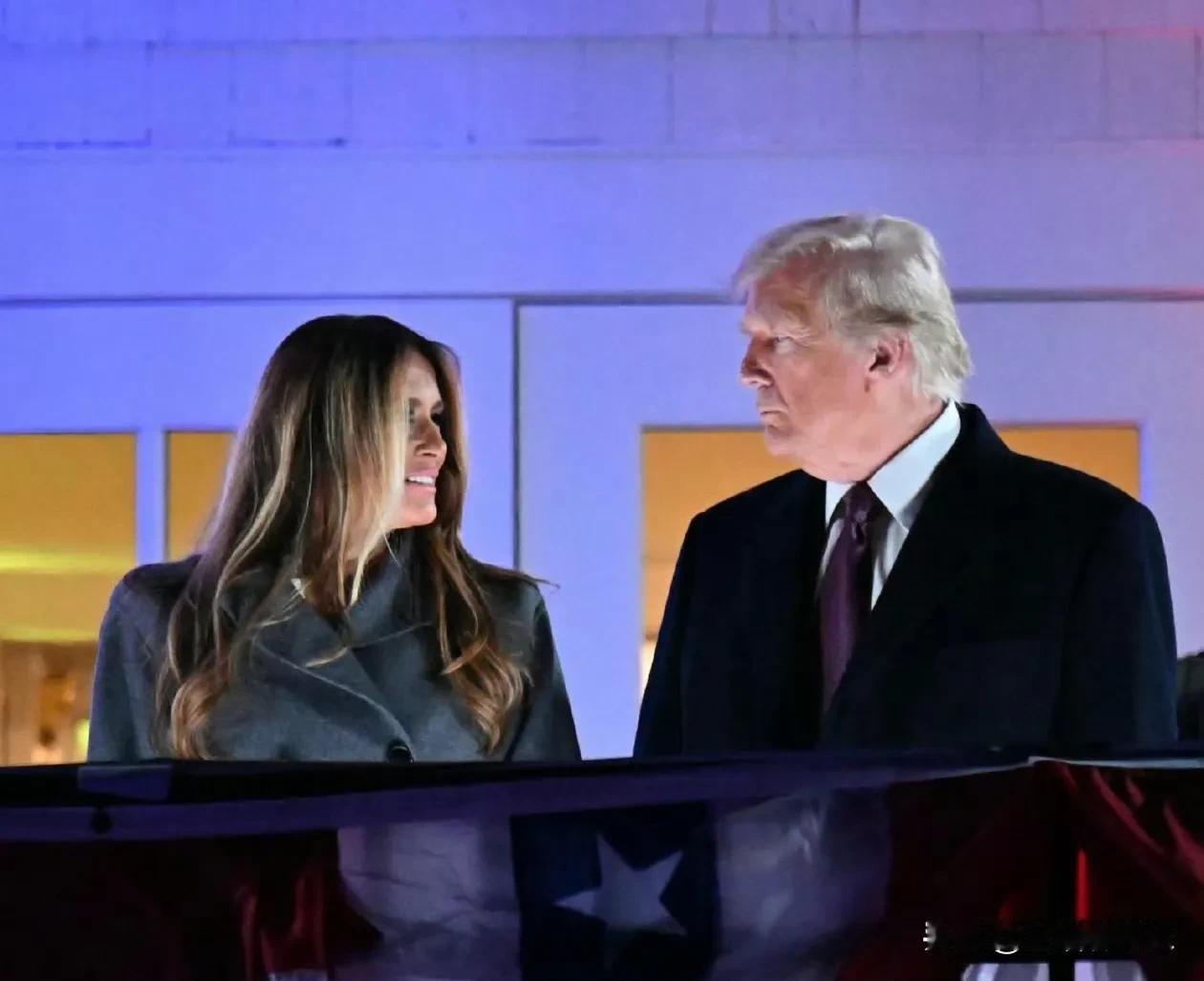 特朗普和梅拉尼娅手牵手观看华盛顿烟火表演，就职典礼庆祝活动正式开启为期四天。
准