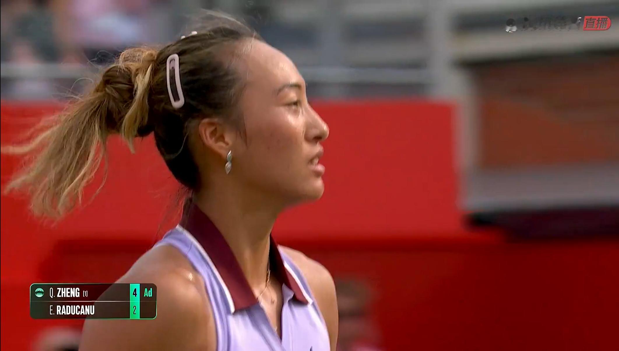 “十堰一姐”郑钦文 PK “沈阳一姐”艾玛，小郑加油！郑钦文今晚10点迎战拉杜卡