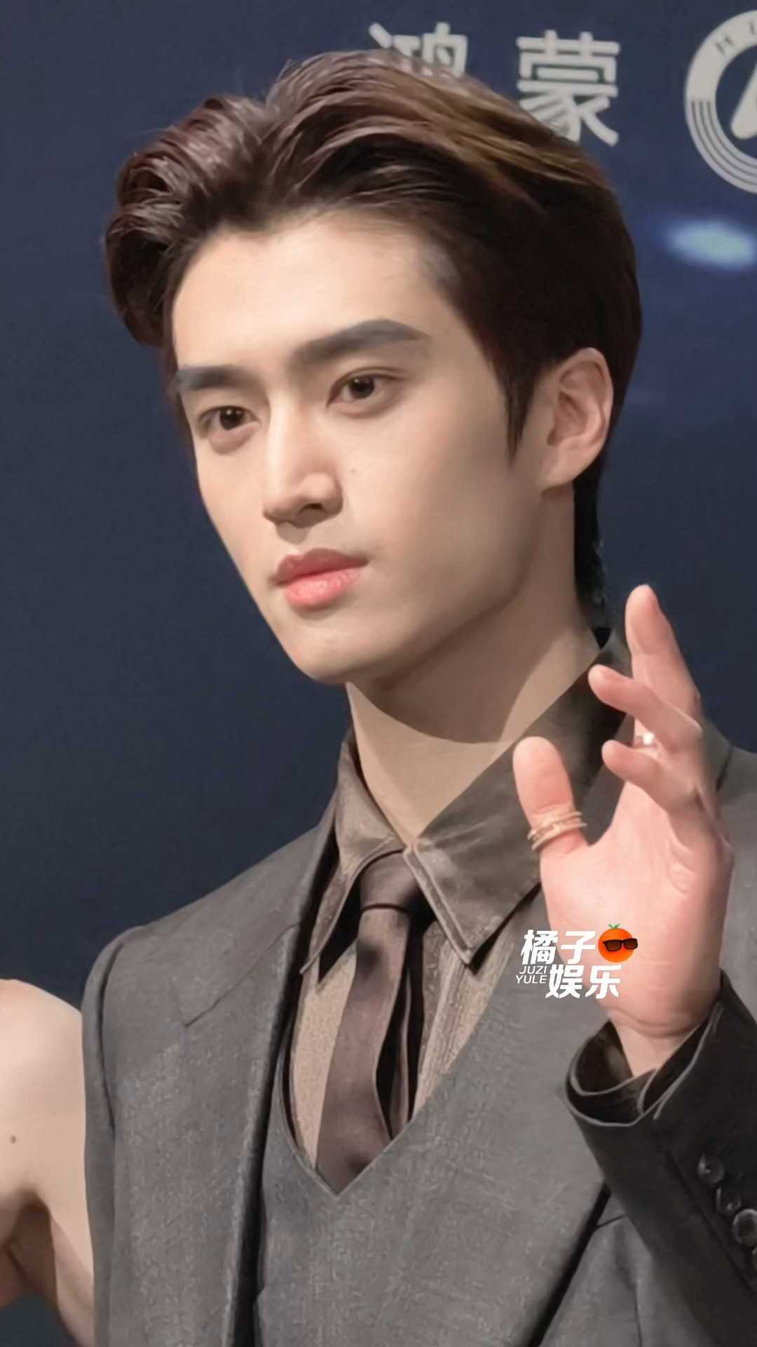 所有人点开欣赏男神大怼脸的状态！！张康乐微博之夜怼脸状态我拍的星现场