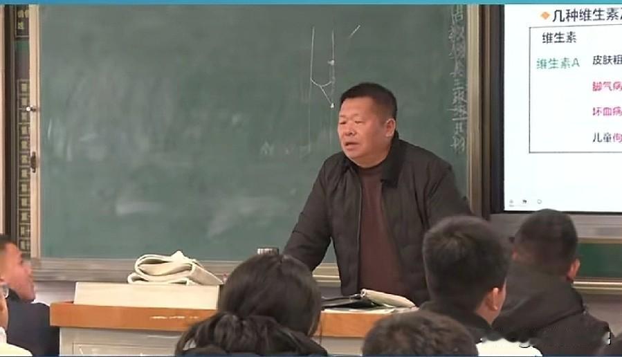 这种老师不多见了，一次家访两次往返，救下一家三口性命！

辽宁岫岩一位八年级老师