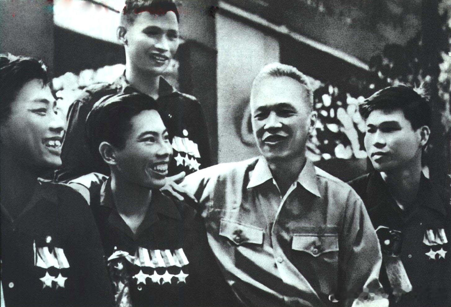 1968年2月人民画报增刊，越南南方民族解放阵线中央委员会主席团主席阮友寿同解放