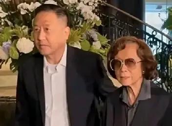 近日现身的唐鹤德明显衰老了很多，他腮部明显发福了，嘴巴干瘪深陷，法令纹很深，身材
