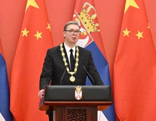 武契奇北京哽咽不只是感动，更是塞尔维亚被平视的瞬间。

武契奇在北京获颁友谊勋章