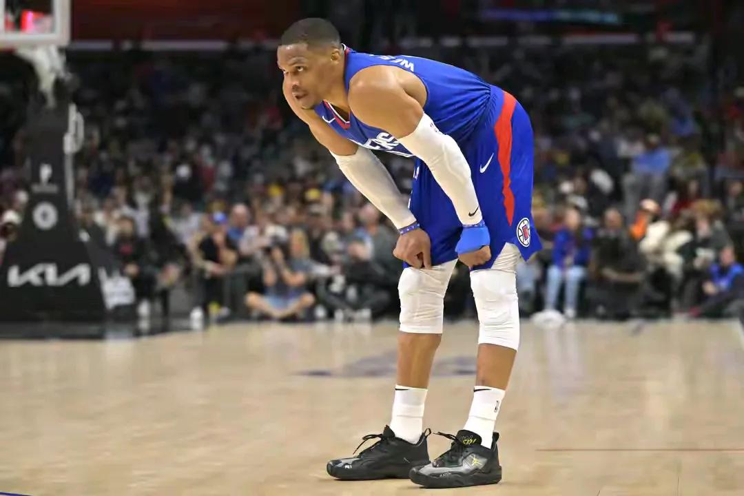 威少还是离开快船了，下一步就是交易塔克+曼恩，换个首发大前锋。
第一，快船把威少