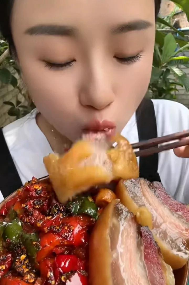 红唇含香食，美味满桌来。#吃的味美# #豪放美味# #美味超香不可挡# #满口醇