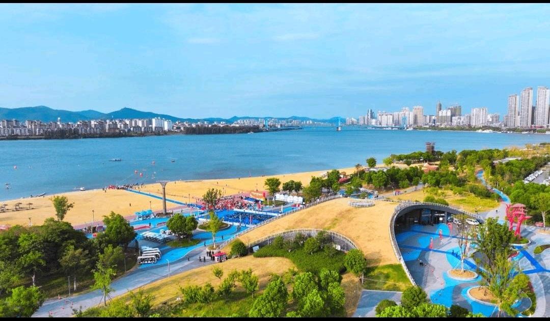 我认为现代。现代的优势更贴合生活 ， 医疗条件先进，健康更有保障；​交通通讯便捷