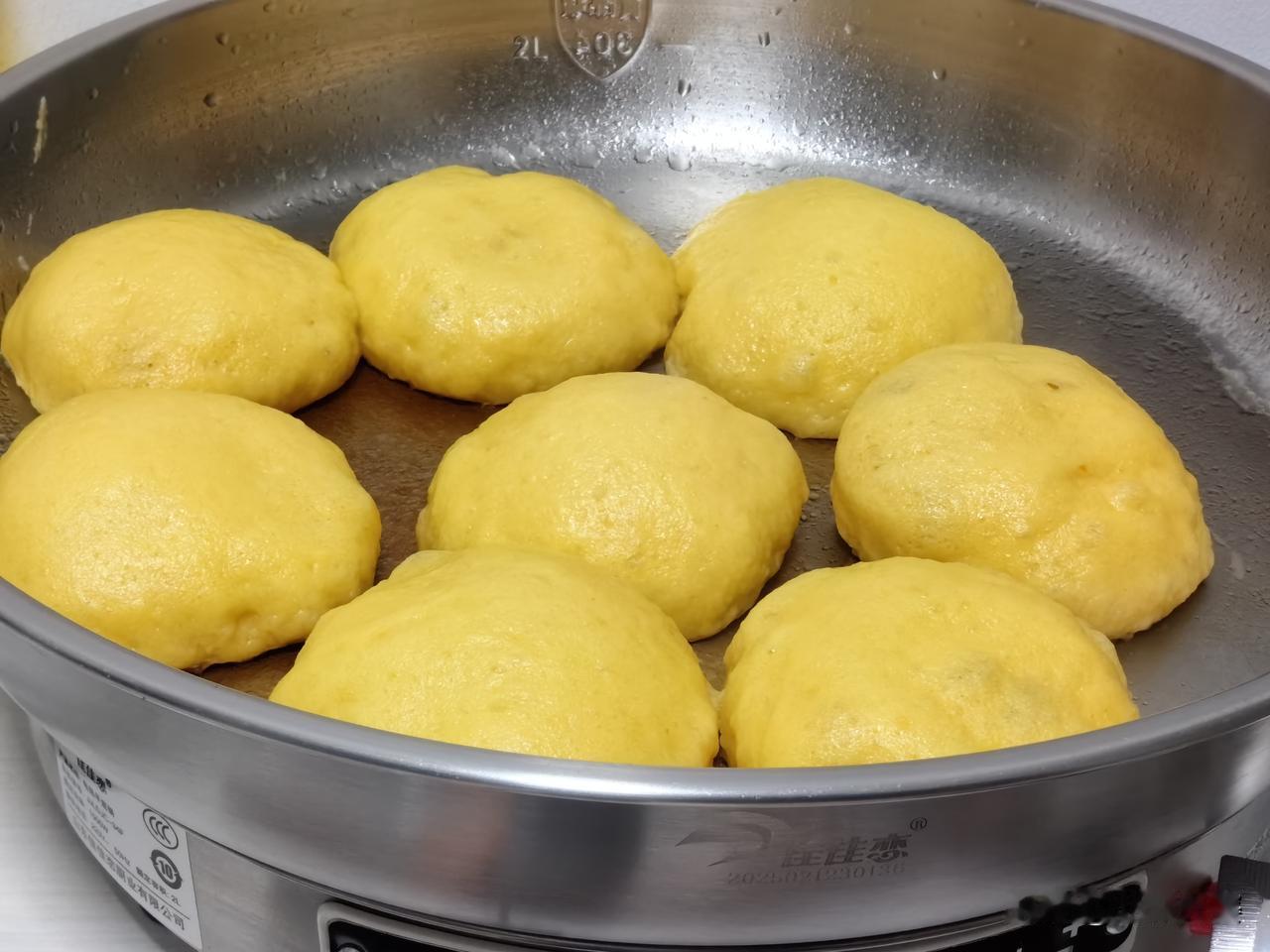 外婆做纯玉米面大饼子，姑娘说可以称它为“管理期之光”
进入了四月份，马上热起来了