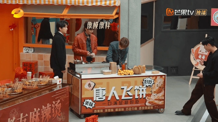 周兴哲笑点上长了一个汪苏泷汪苏泷一表演印度飞饼直接把饼甩飞，周兴哲当场笑到失控，