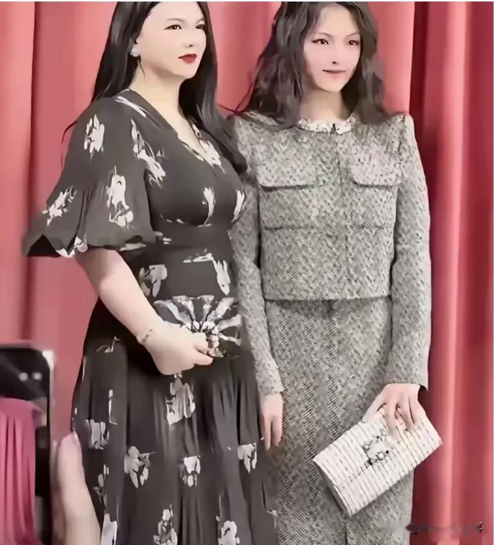 李湘说一下呗，认我们开开眼。
李湘那个包包什么品牌，多少钱？
黑底白花的连衣裙什