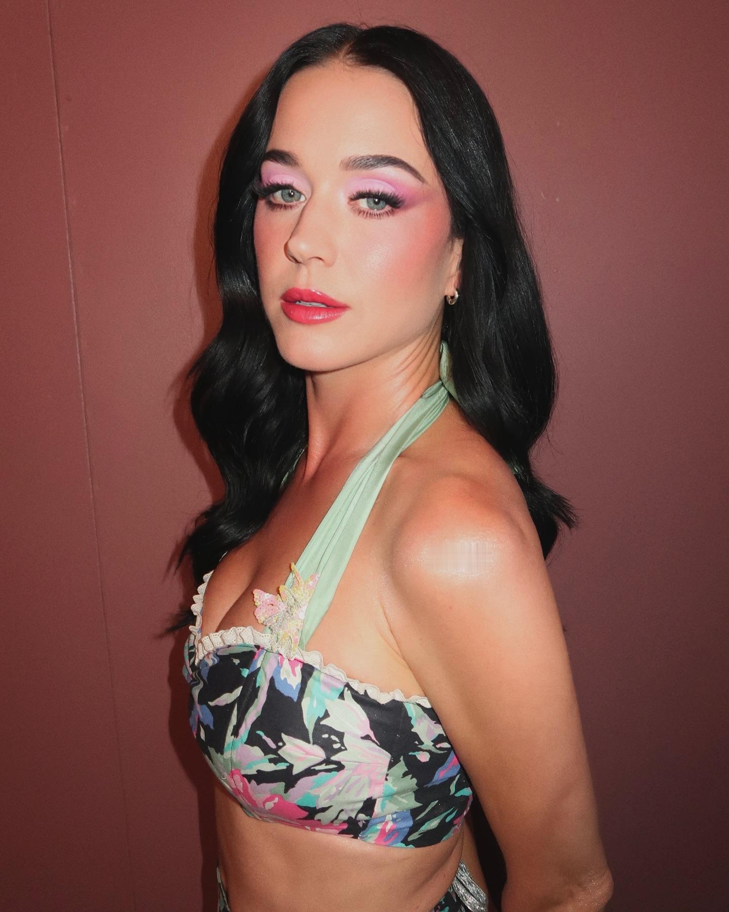 惊人的美貌！水果姐 Katy Perry 在IG分享自己在法国 Main Squ
