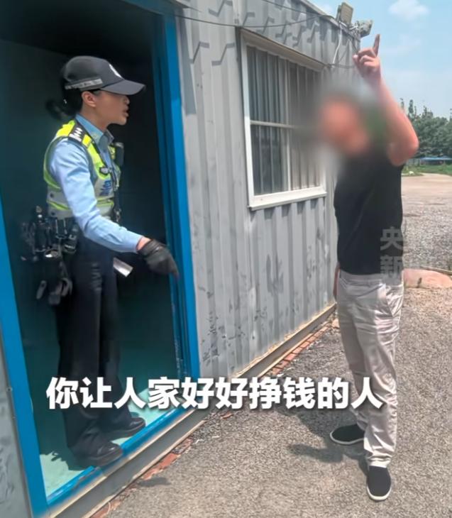 济南这位女交警火上人民日报了！近日山东济南，一位女交警在日常巡逻时发现一辆明显超