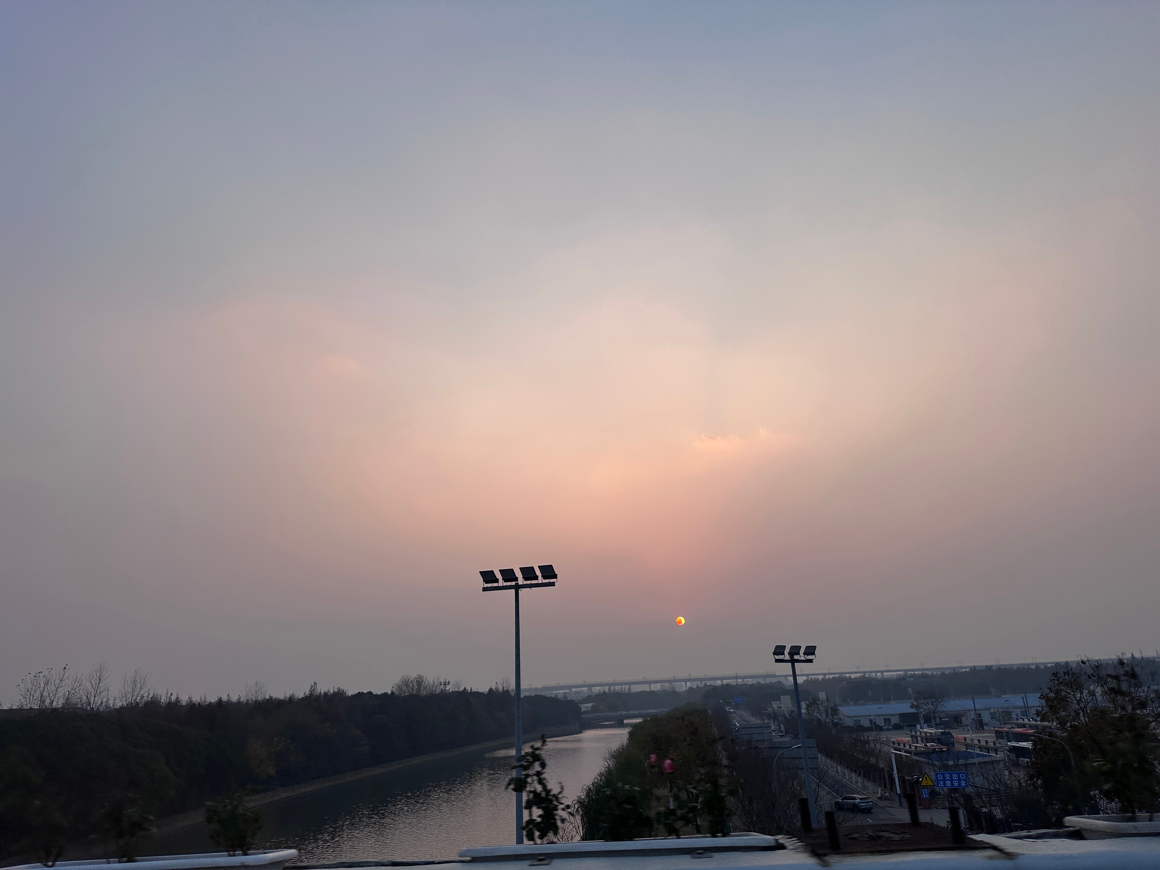 到上海了。倒也不太冷，羽绒背心依然合适。就是空气不好。我记得一周半之前离开上海去