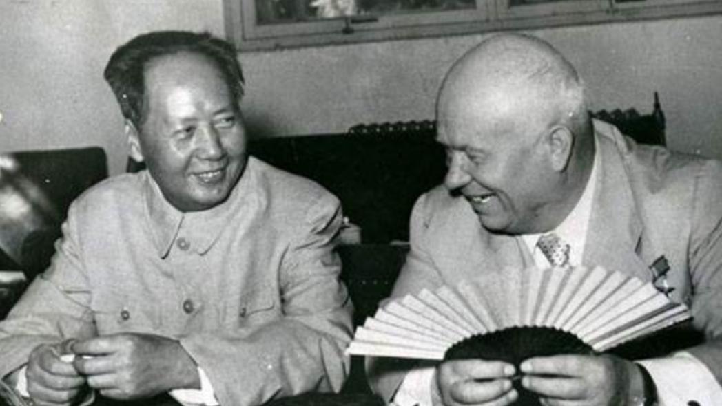 1969年3月2日深夜，周总理匆匆敲开毛主席的卧室门，急切地喊道：“主席！苏联打