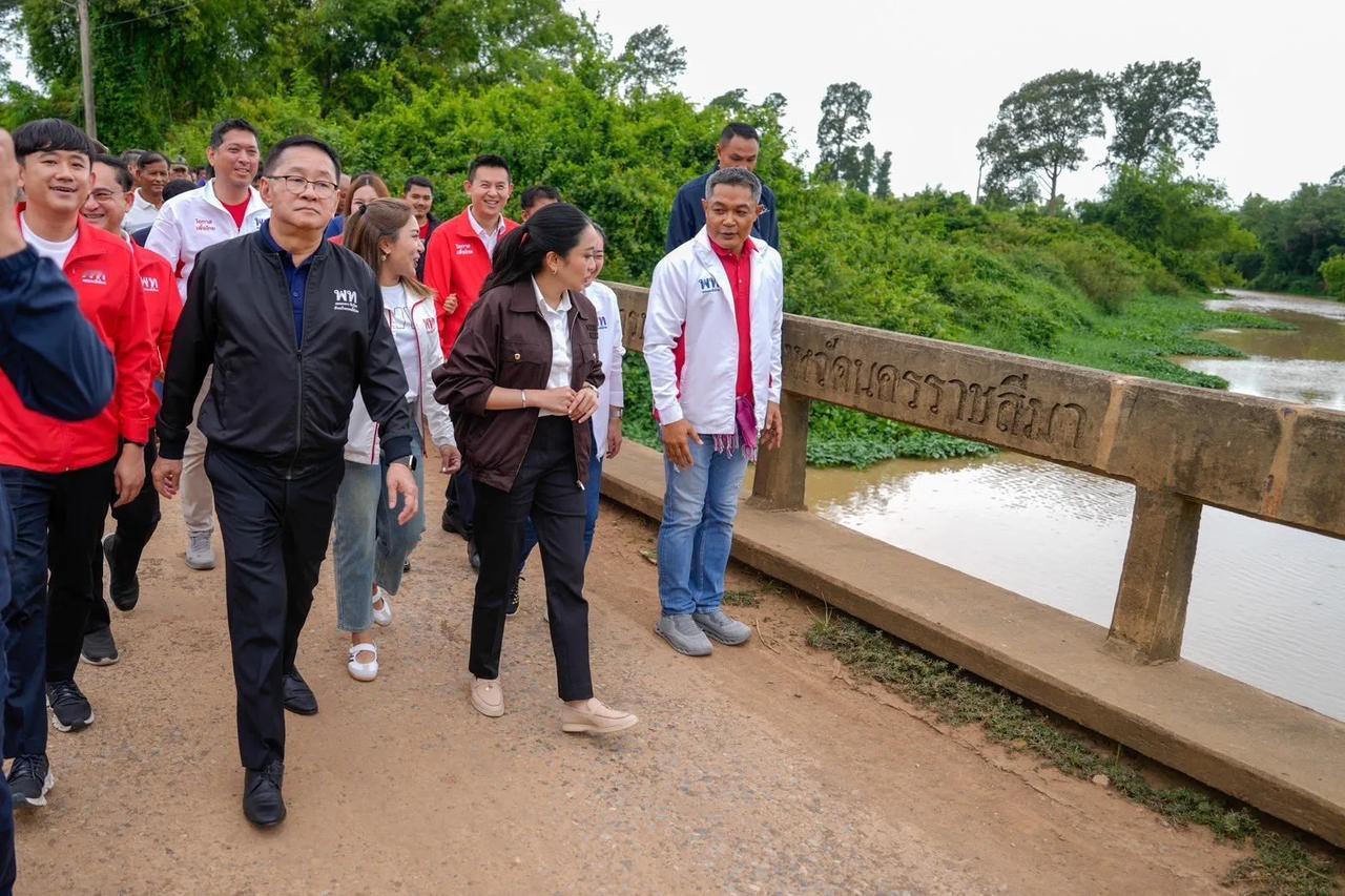 泰国总理佩通坦停职不停工！穿上平底鞋到村里认真听取民众防洪减灾的建议，着装朴素，