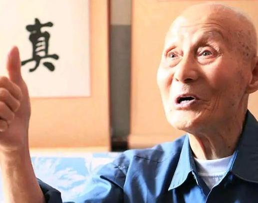 1983年，县领导到村子里视察，发现一个63岁的老人竟穿着飞行员的裤子，他大惊，