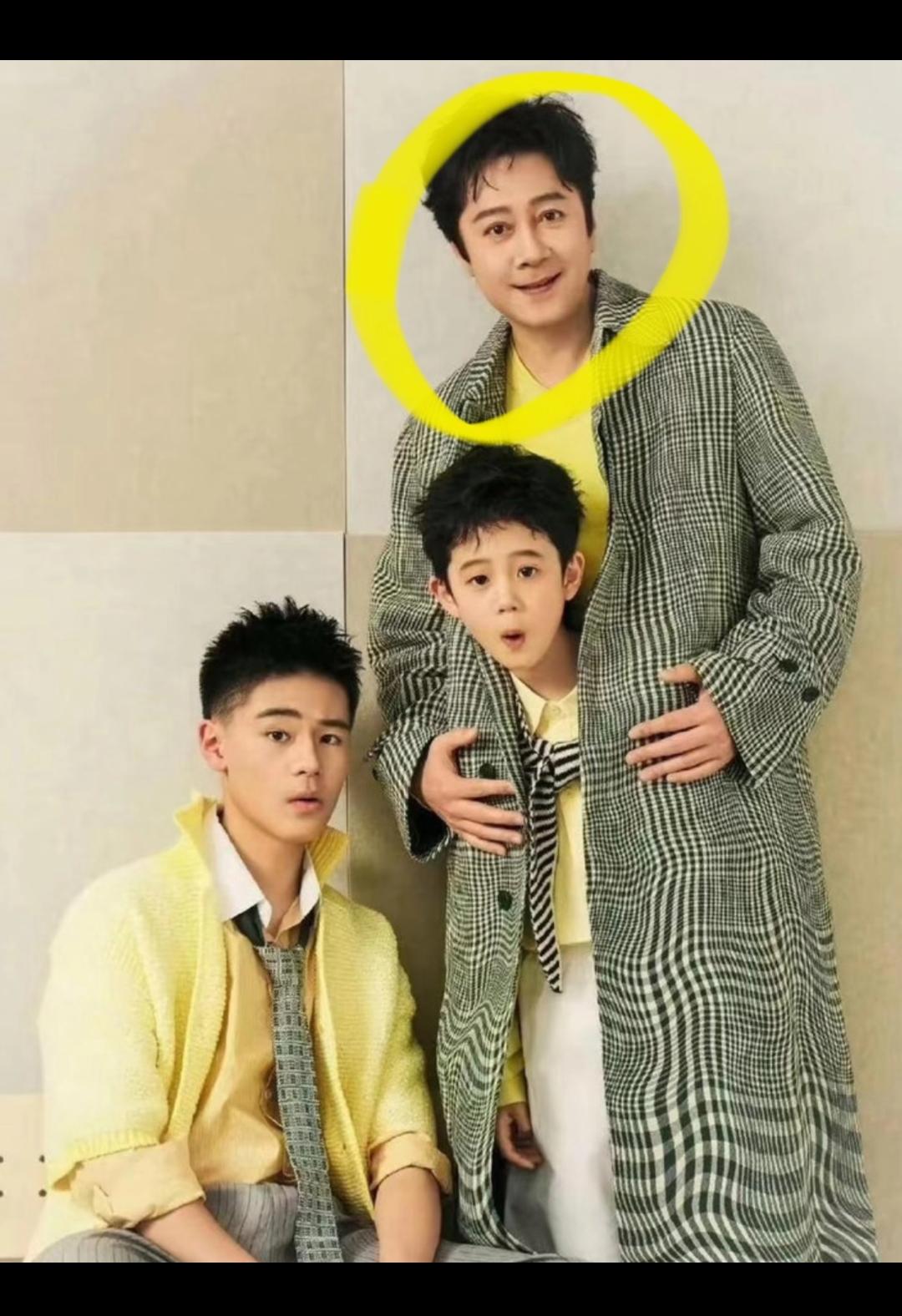 总以为蔡老师会不婚不育呢，没想到人家不仅低调的结婚了，还生了俩儿子！！
俩孩子长