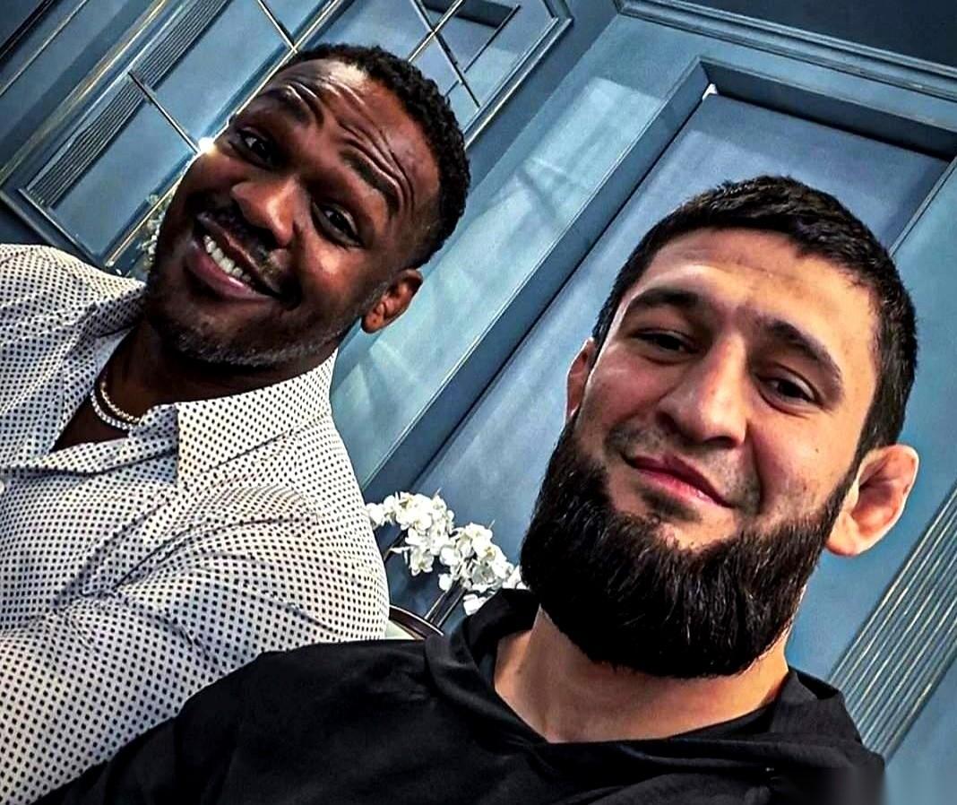 骨头琼斯，被人摔了个屁股蹲儿，然后撒丫子就跑了！
你敢信？在车臣，奇马耶夫的地盘