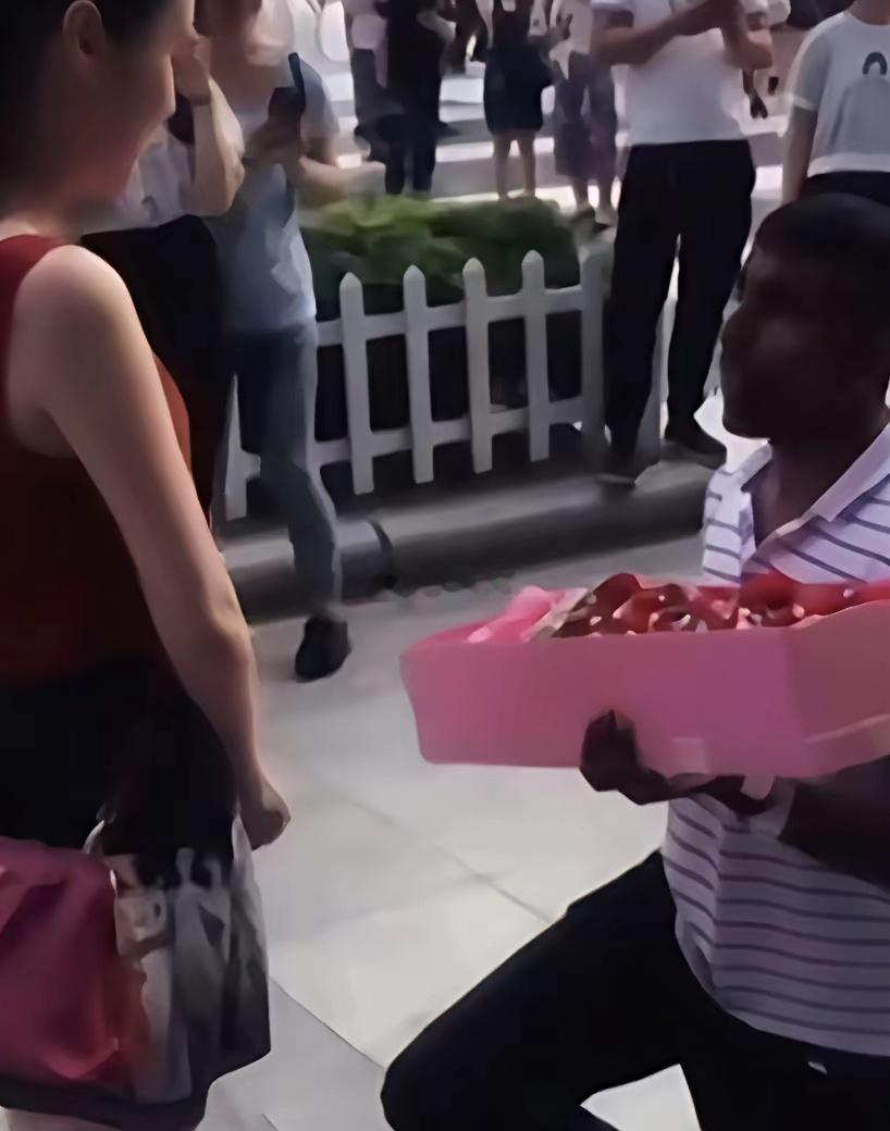 印度小伙当街向中国姑娘求婚。围观的人跟着起哄：“在一起！在一起！” 