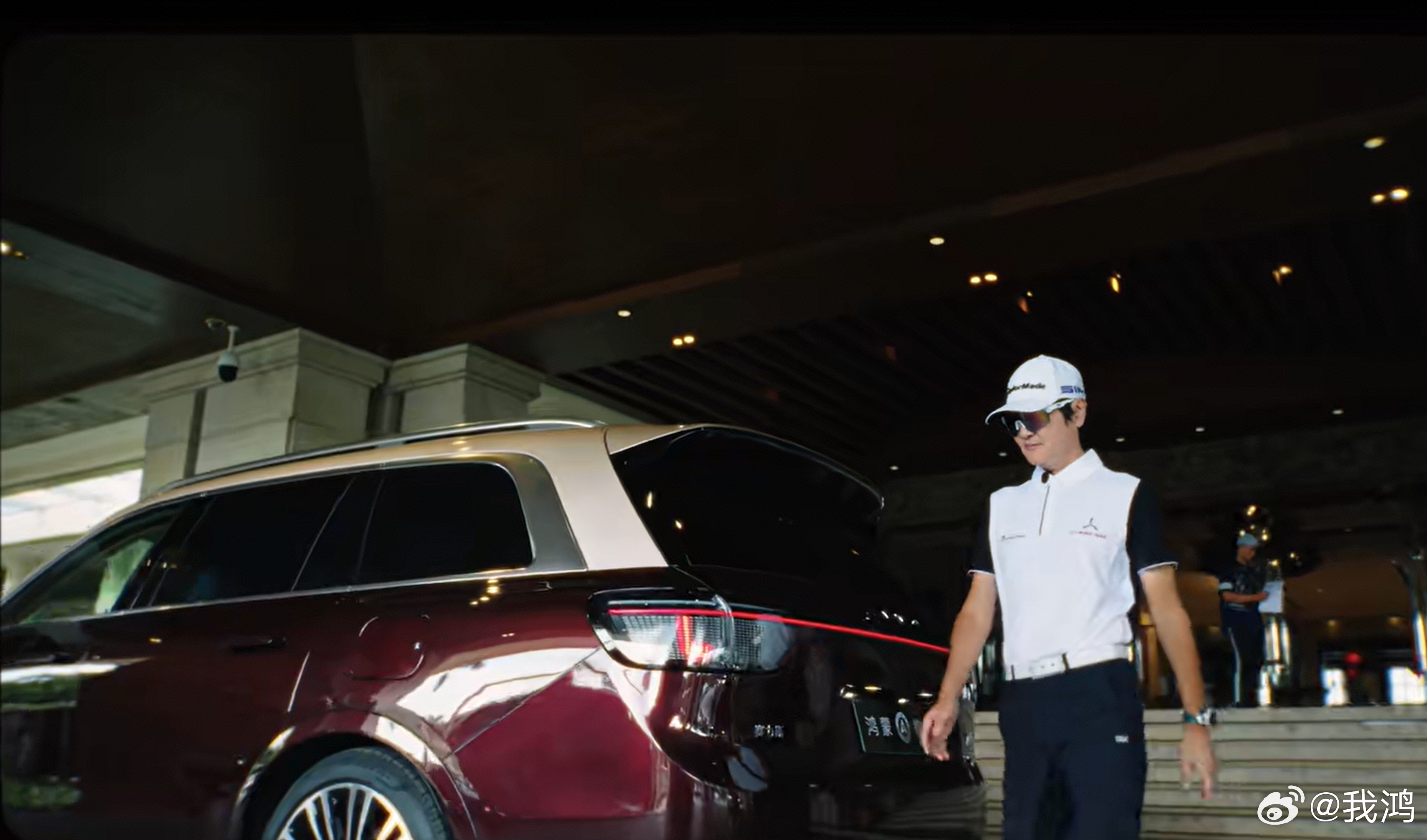 孙楠开问界M9打高尔夫。