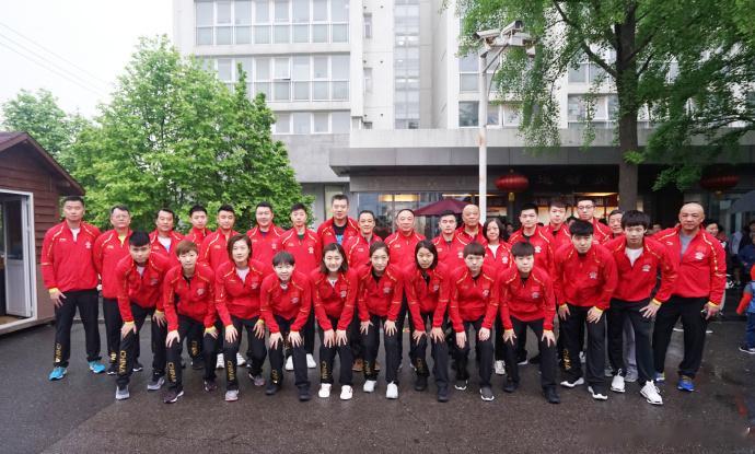 乒乓球世乒赛出征仪式传统 我找到几张以前的出征艺术图片我们是真的有这个传统的 