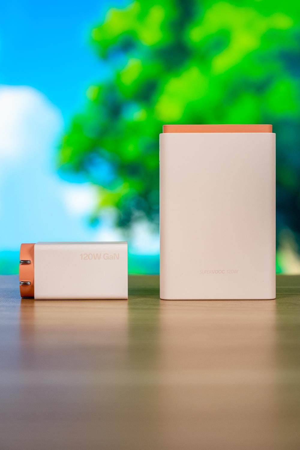 OPPO最近新出了两款120W充电产品——120W超能舱移动电源和120W小方瓶