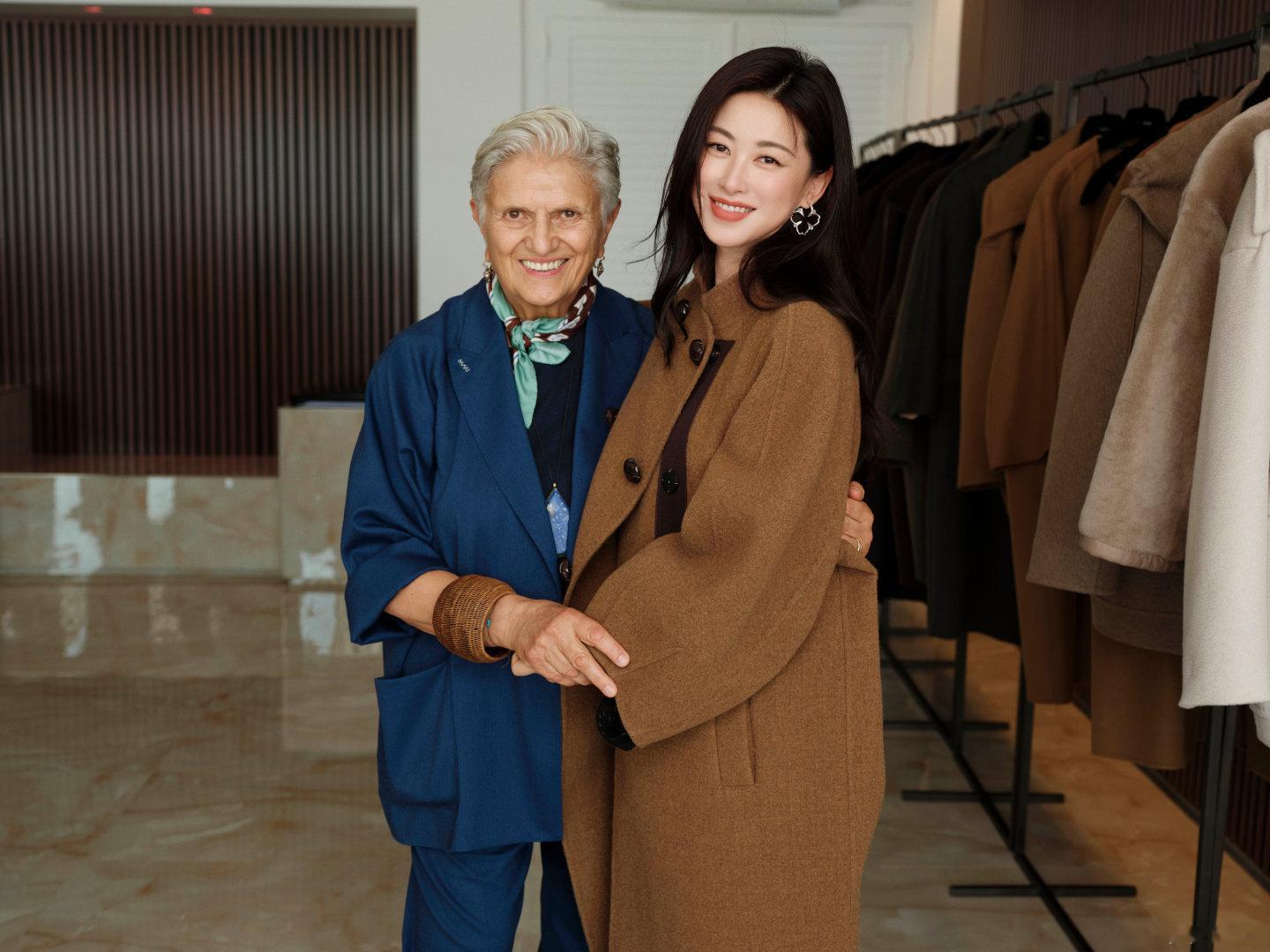 朱珠两天换了五套造型🈶气质美人朱珠受邀亮相那不勒斯MaxMara 2026早春