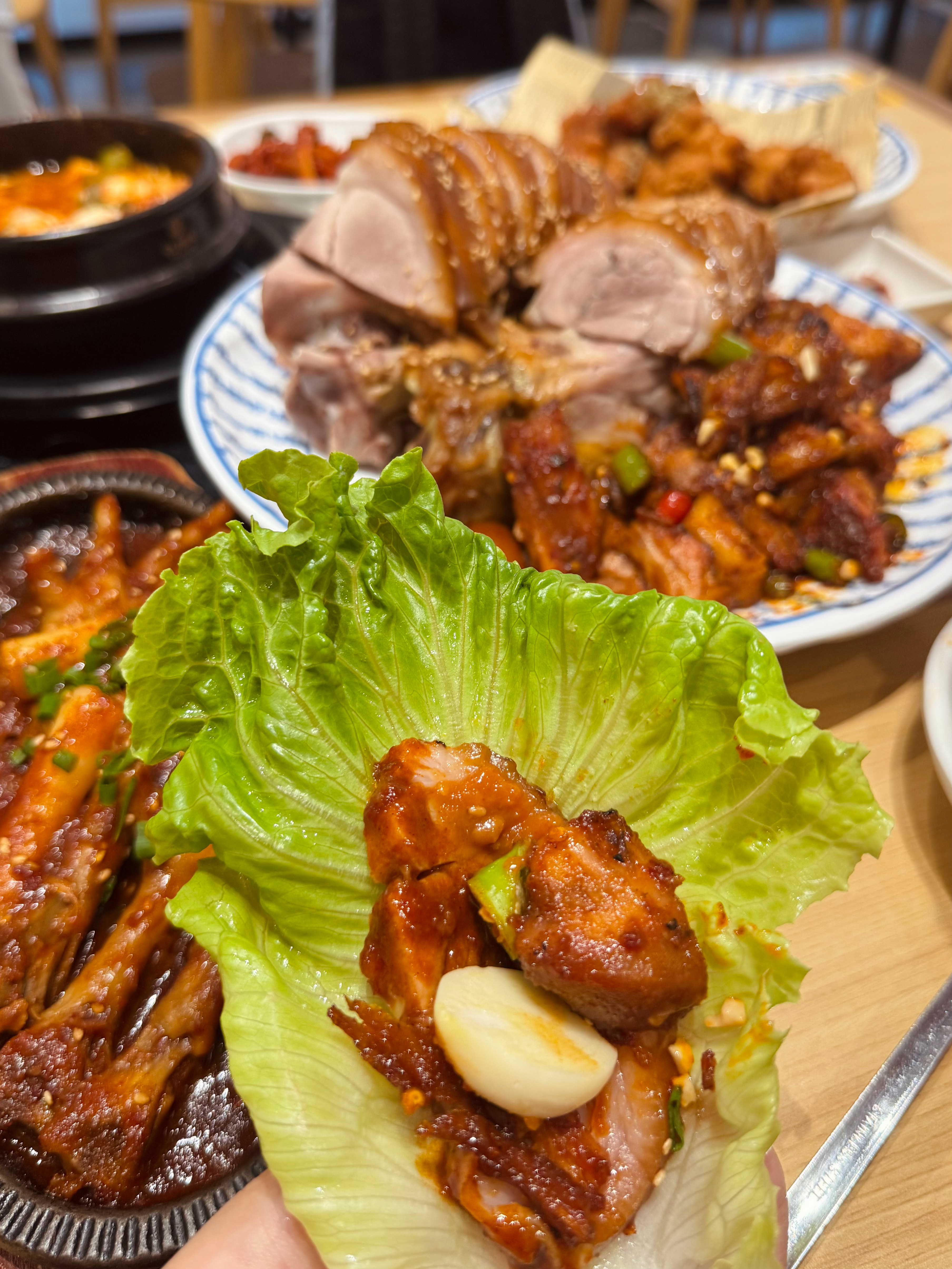 开车来附近城市散散心随便挑了家韩料店进来全是叽叽喳喳的韩国人嗯 这把稳了 肯定正