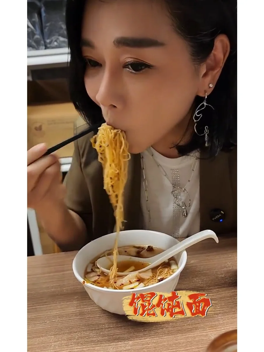 54岁陈松伶晒变肿富态照，为拍《边水往事》增肥？ 	 54岁陈松伶20...