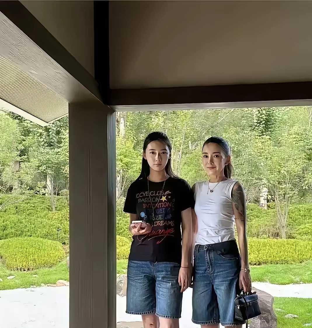 女儿都比她高了，还这么年轻的