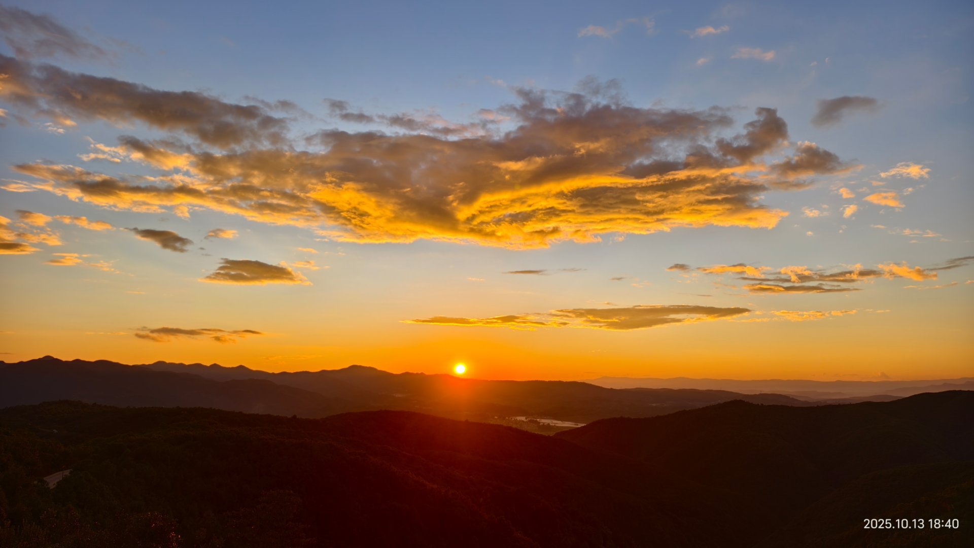 日落西山天际一片暮色沉沉 ​​​