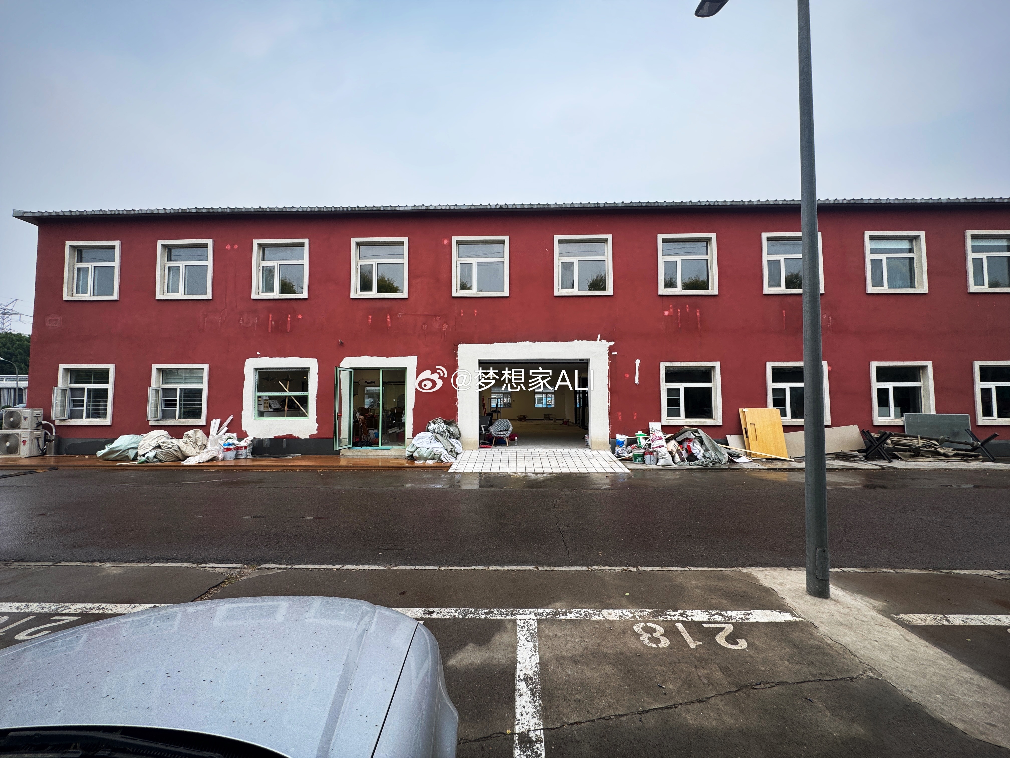 都说燃油巴适新店像一个跑车品牌总部❓这么巧合么❓ 像啥呢[思考]梦想家ALI ​