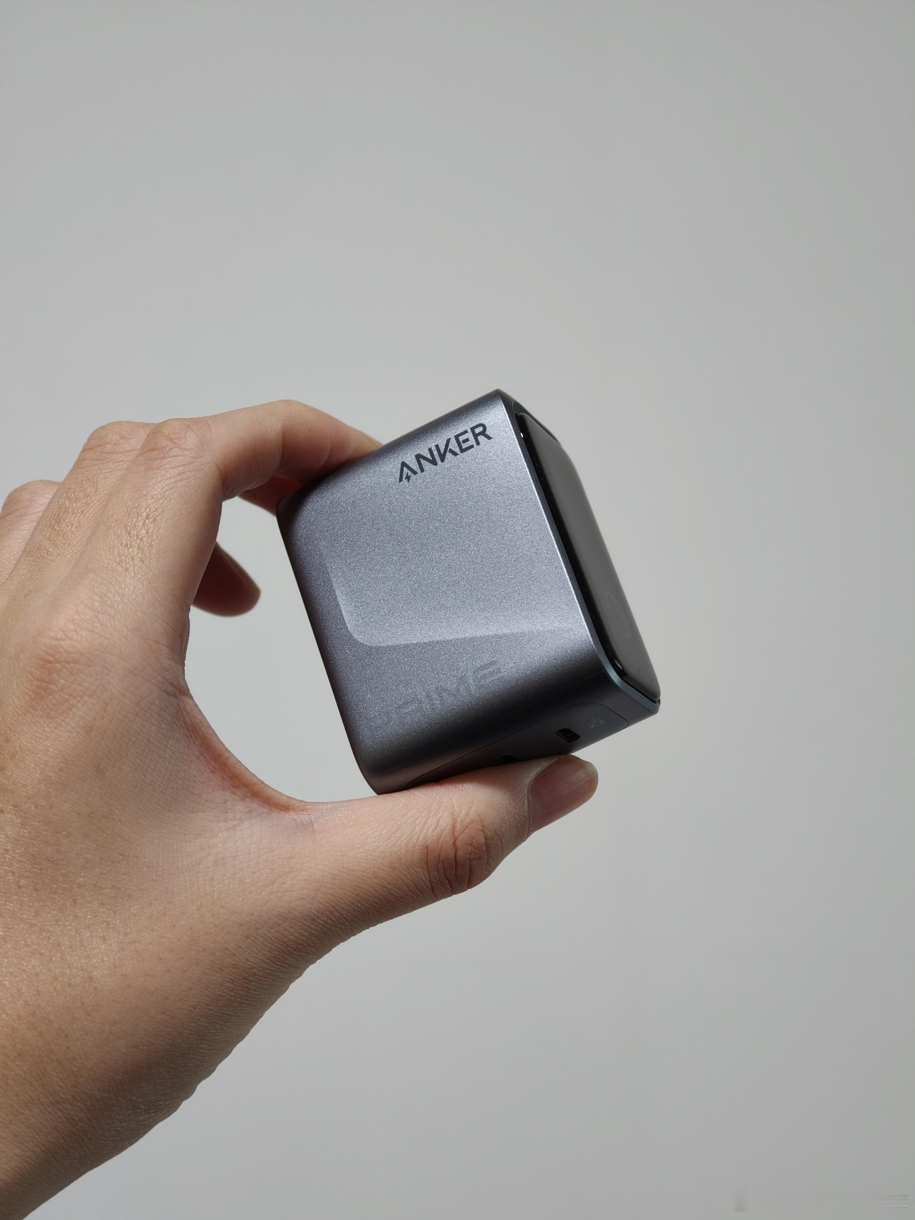 安克这个160W的充电头确实强，体积和重量表现都好于同类型带屏产品，屏显可切换功