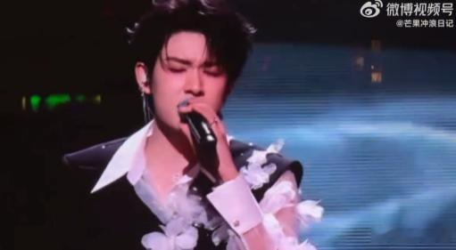 张极转音转强混转头声 张极唱英文情歌就是行走的CD机！转音转得那叫一个巧妙，强混