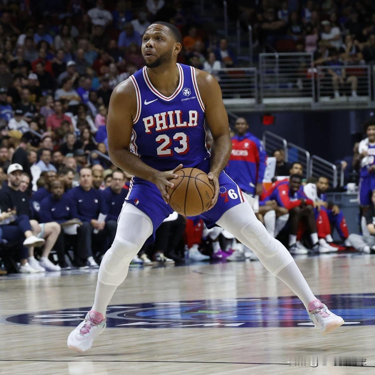 76人老将埃里克-戈登真是不可救药了！在今天76人主场迎战奇才的比赛中，目前双方