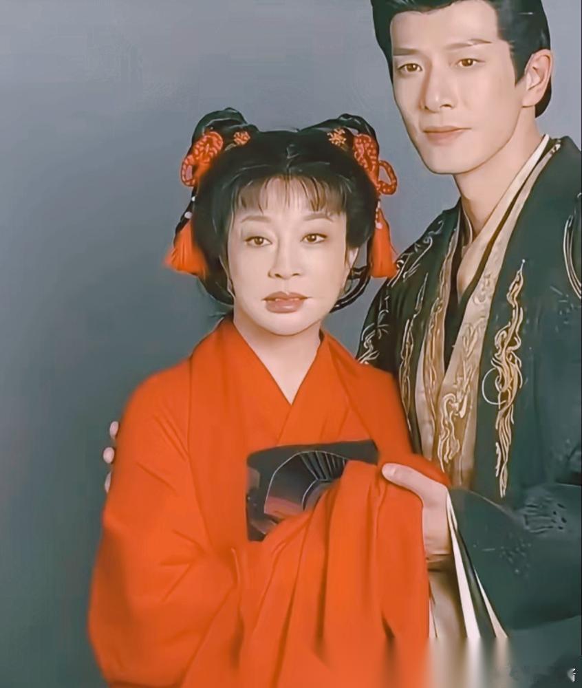 75岁，演18岁少女，还要拍吻戏。刘晓庆回应了：75岁正是闯事业的年纪。 一句话