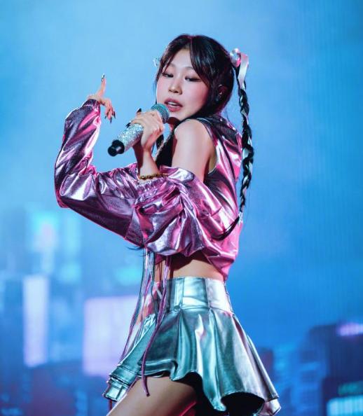 -小沈阳演唱会翻车，观众齐喊退票提前离场，下跪致歉仍难挽回口碑。
 
 
小沈阳