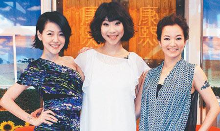 和小S合影的两个女子，都长得好有辨识度，特别是中间那位，眼睛长得也是独一无二了。