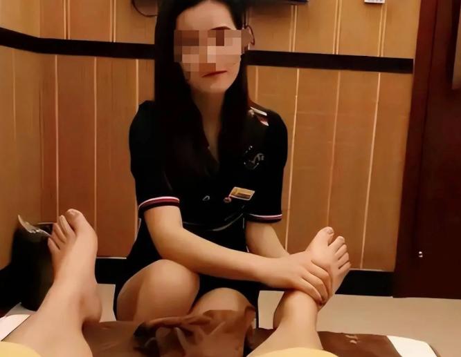湖北，男子酒后到一足疗店按摩，期间，多次拍打女技师的大腿内侧。

女技师想着男子