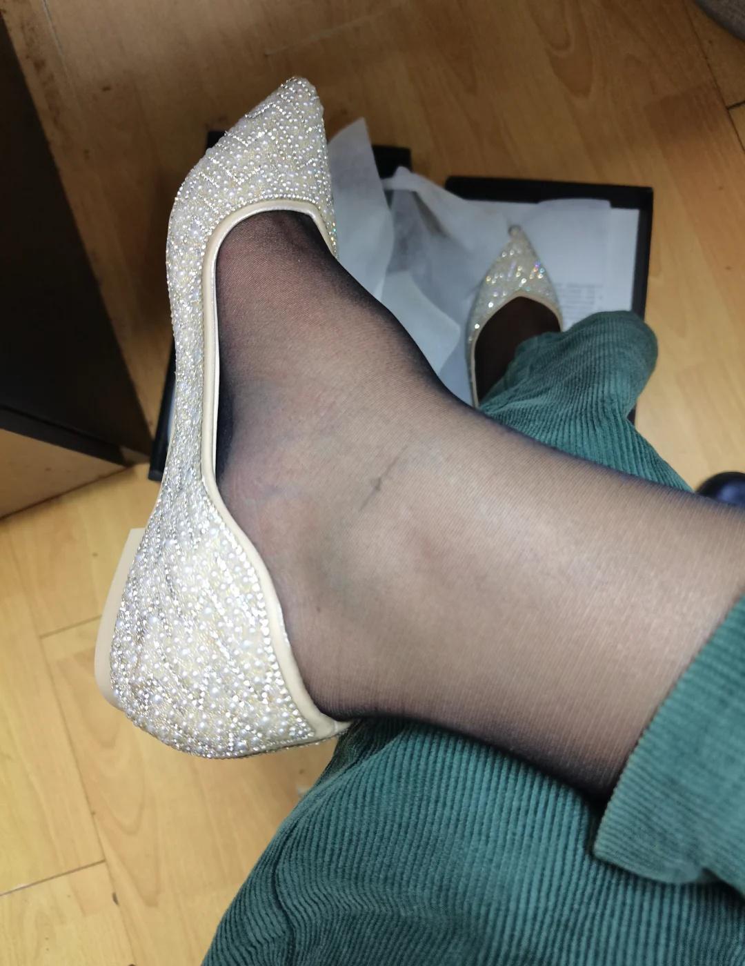 鞋子已买荷包已瘪
哈哈。为自己快乐买单。证明我是会选择鞋子的