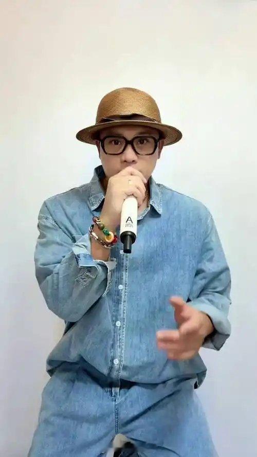 中国球迷专属世界杯BGM可以给到夯的世界杯中文歌不同肤色、年龄的爱好者同框，画面