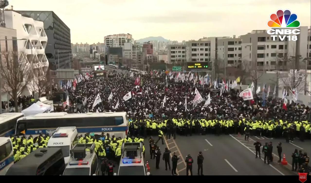 韩国这两天闹麻了！大批尹锡悦的支持者，在总统官邸外高举美国国旗（还有以色列的），