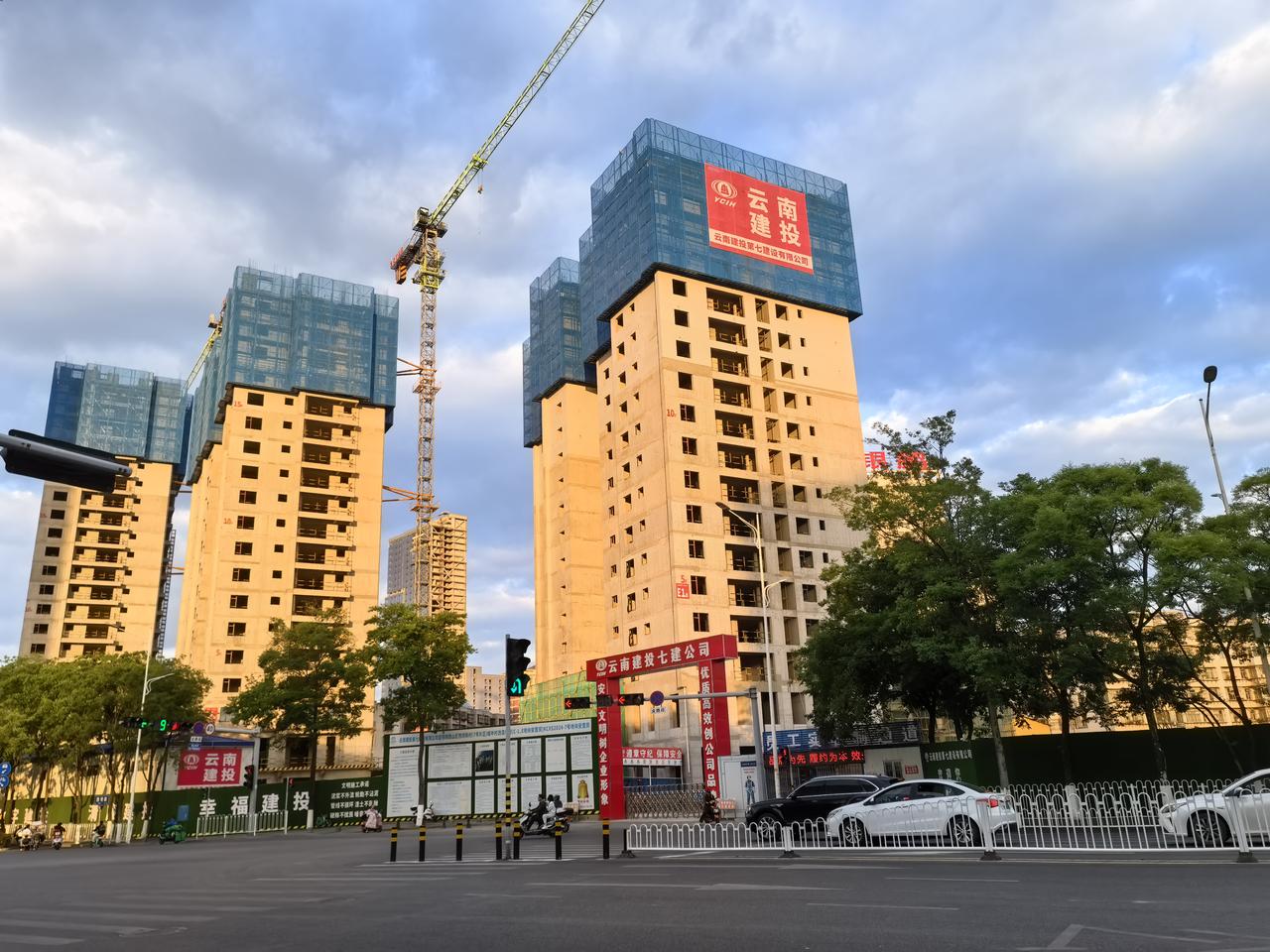 西山区的的石西坝新村的这个回迁房看来还要长高，还没有要封顶的意思，3幢回迁楼，是