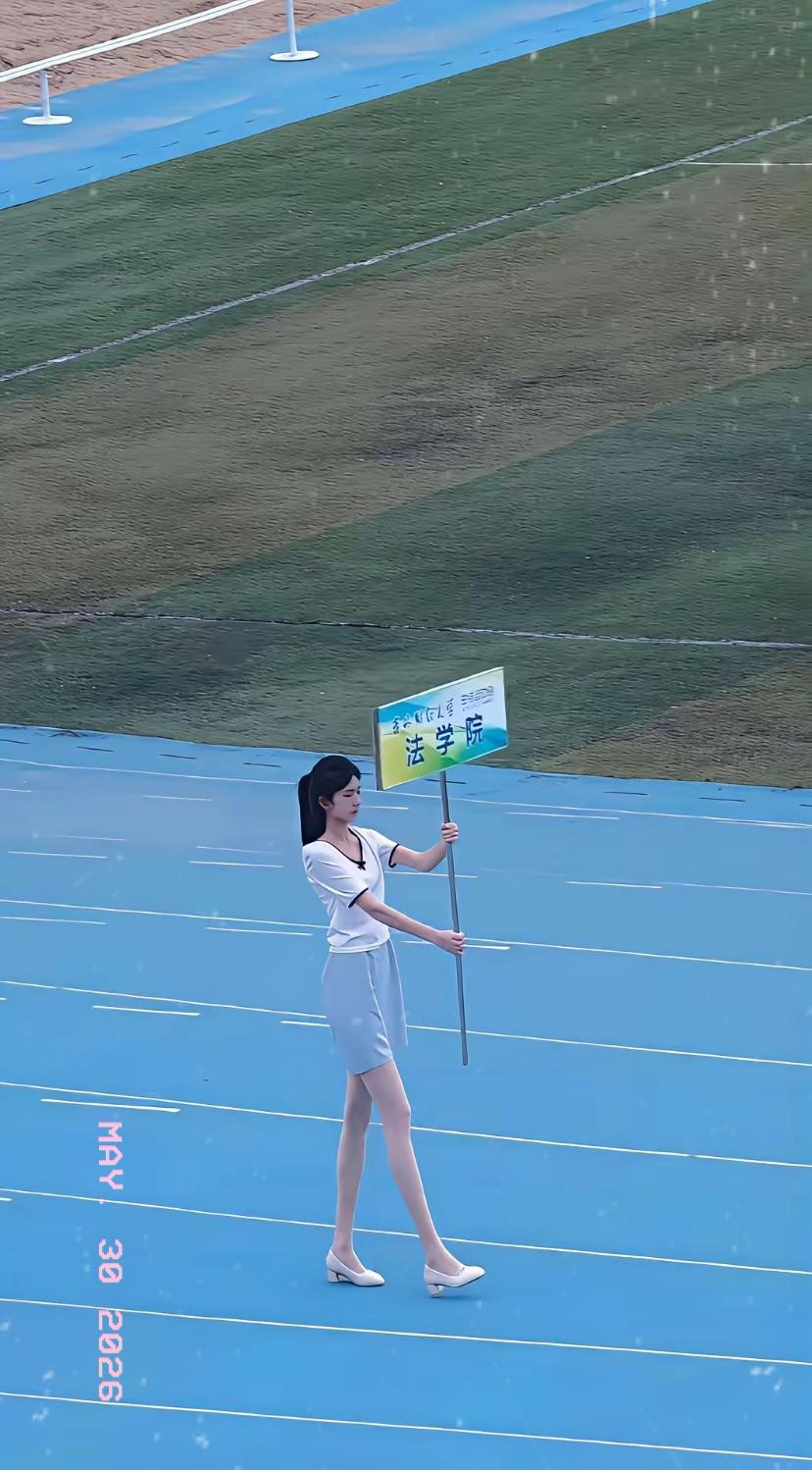 这绝对是校花级别的吧，这双腿不知道要迷倒多少学弟。女大学生校花 校花 校花女星 