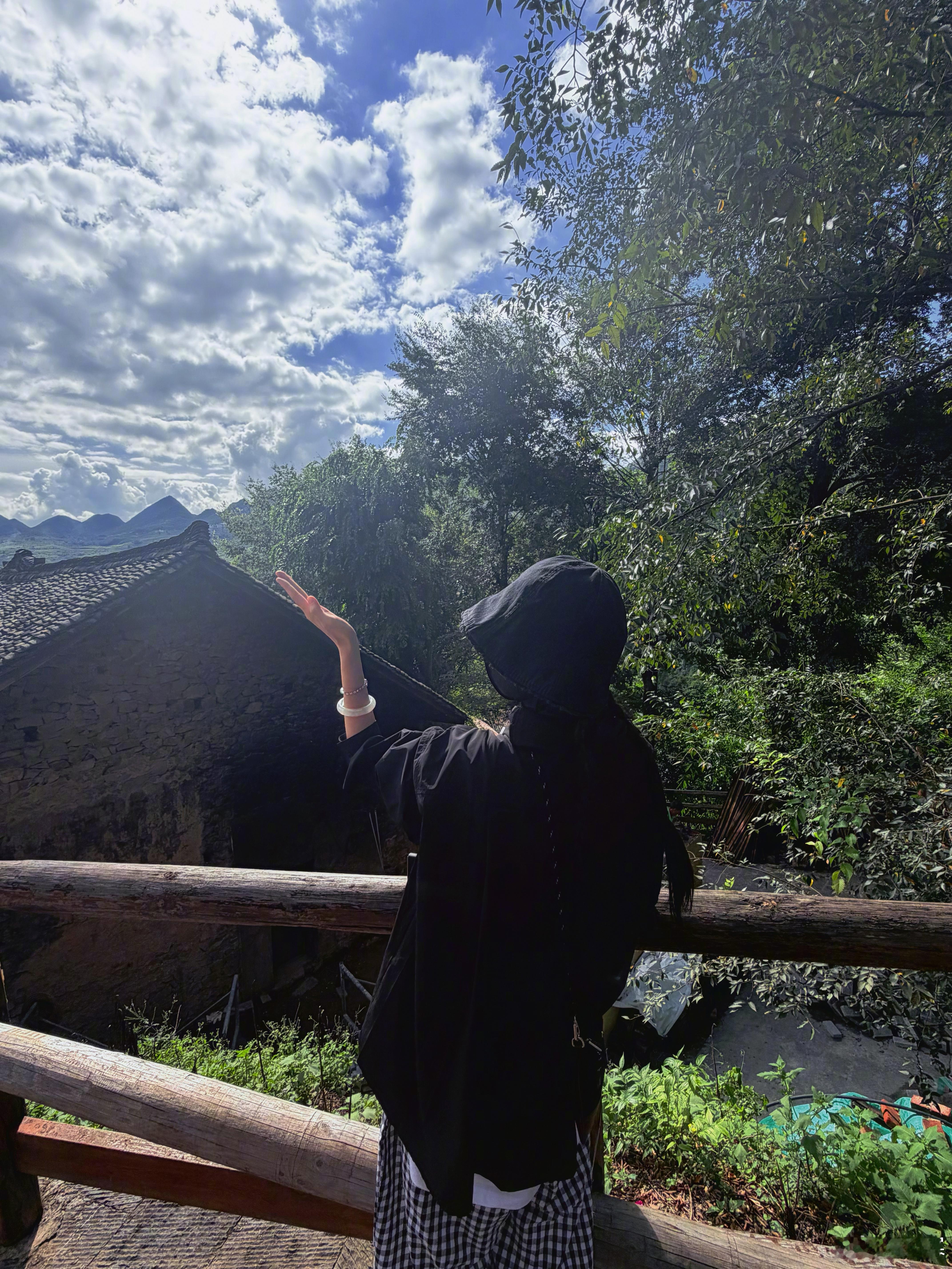杨幂晒贵阳旅行照姐姐想你 