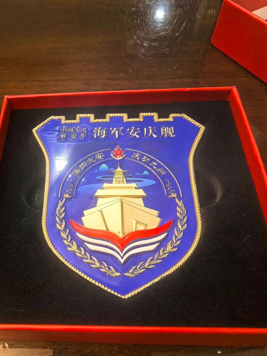 055安庆舰将振风塔融入桅杆图案，似乎少了一点霸气。中国海军力量烽火问鼎计划中美