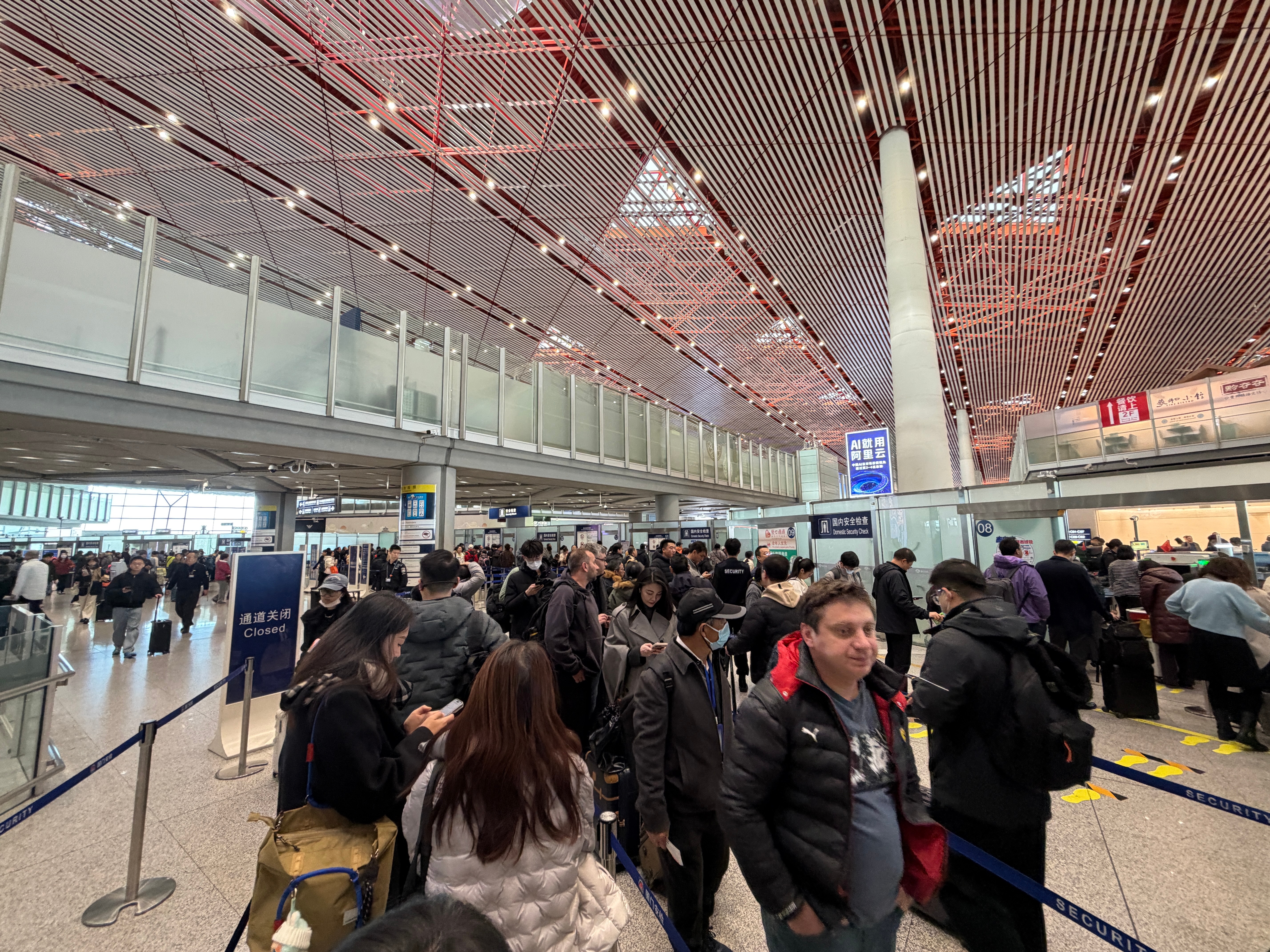 大早上机场人贼多...路上这个路牌在阳光的照射下，是彩色的，记录一下... 